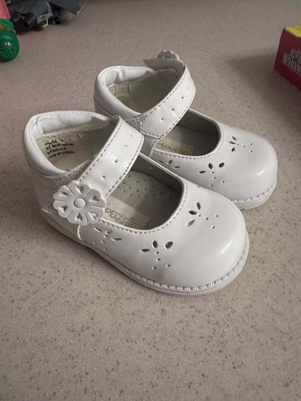 Pequeno Infant Baby Girl White Patent Mary Jane Dress Shoes with Flower Detail